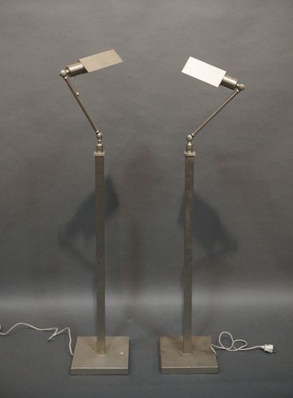 null Paire de lampadaires articulés en métal chromé (usures). 140x25x25 cm