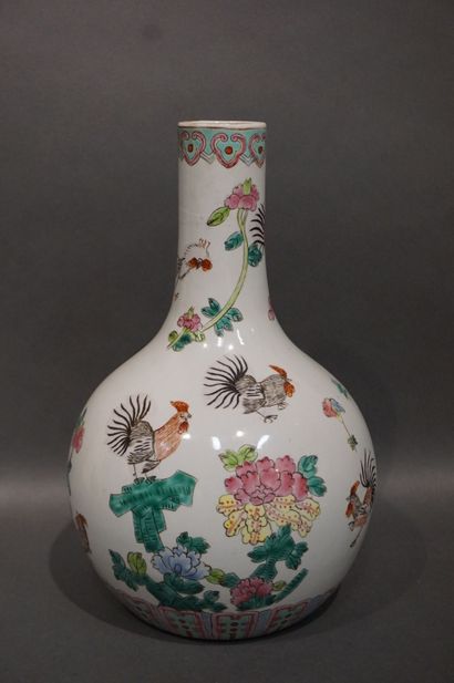 CHINE Vase en porcelaine chinoise à décor de coqs. 33 cm