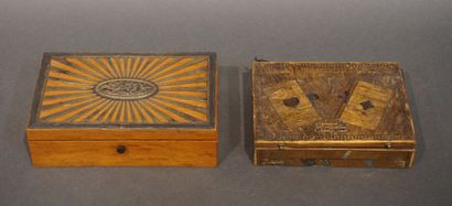 null Deux boites, l'une en marqueterie de paille à décor de cartes (3x12,5x9 cm),...
