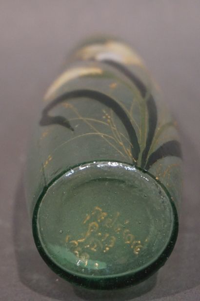 null Petit vase en verre vert émaillé à décor d'iris, signé (égrenures). 14 cm