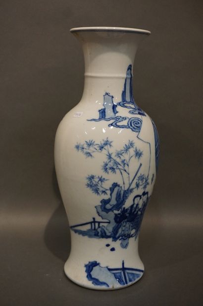 CHINE 
Vase en porcelaine chinoise blanc à décor bleu d'arbre et de personnages....