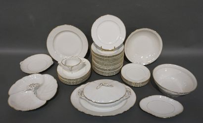 null Service en porcelaine blanche à liseré doré. 39 pièces (18 grandes assiettes,...