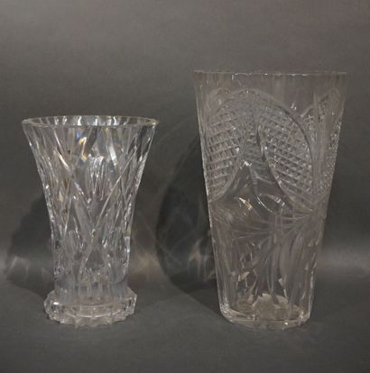 null Deux vases en cristal taillé. 31,5 cm et 25 cm