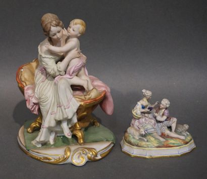 null "Femme et enfant" en porcelaine polychrome italienne (17 cm), on y joint un...