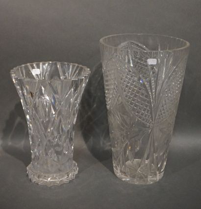 Deux vases en cristal taillé. 31,5 cm et...