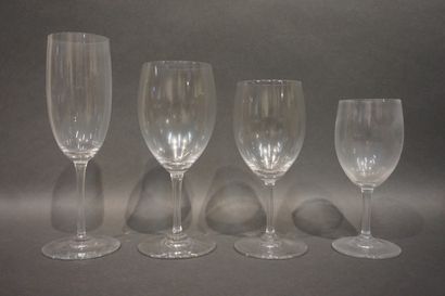 BACCARAT Service de verres en cristal Haut Brion. 46 pièces (12 flûtes, 10 verres...