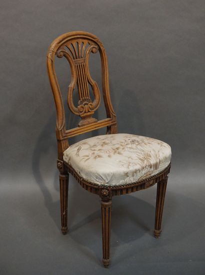 CHAISES Paire de chaises en bois naturel à dossier lyre (usures). 94x45x46 cm