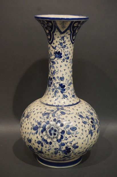 null Vase en porcelaine bleu blanc à décor floral et de paon. 34 cm