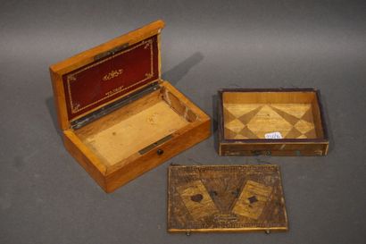 null Deux boites, l'une en marqueterie de paille à décor de cartes (3x12,5x9 cm),...