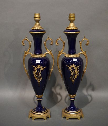 null Paire de vases en porcelaine bleue et dorée à décor floral et laiton. Montés...