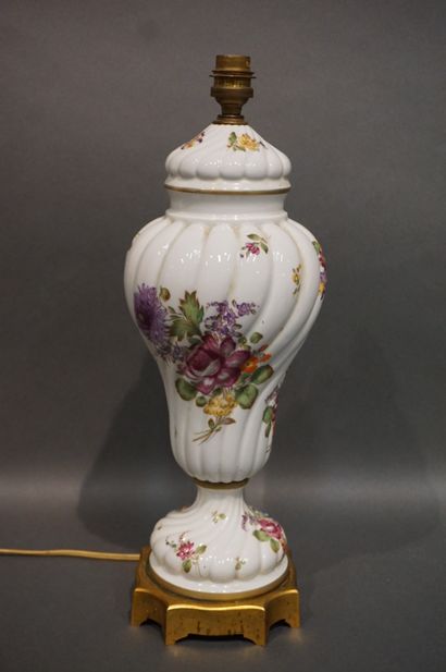 null Lampe en porcelaine blanche à décor floral sur socle en bronze. 42 cm