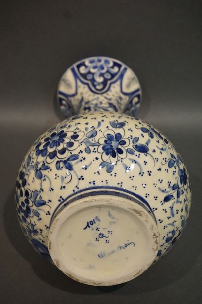 null Vase en porcelaine bleu blanc à décor floral et de paon. 34 cm