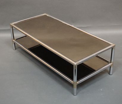 null Table basse en métal chromé à deux plateaux en verre fumé. 35x111x51 cm