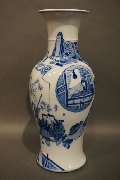 CHINE 
Vase en porcelaine chinoise blanc à décor bleu d'arbre et de personnages....