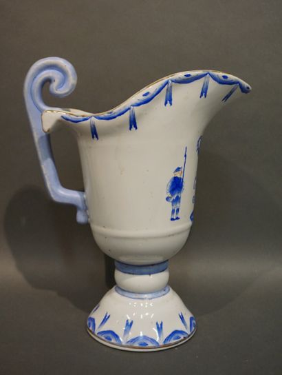 null Hanap en porcelaine blanche asiatique à décor bleu de soldats et couronnes....