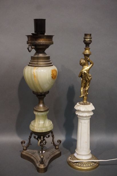 LAMPES Deux lampes en onyx et laiton et en albâtre et bronze à décor d'enfant. 52...