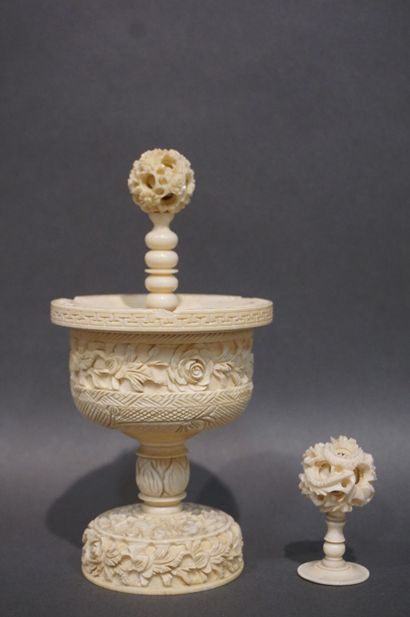 null Deux éléments en ivoire ancien sculpté de fleurs. 7,5 cm et 5,5 cm