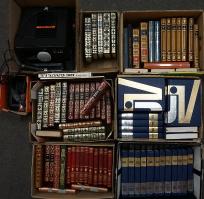 null Six manettes de livres (dont Jules Verne en 34 volumes) et appareil diapo Zeiss...