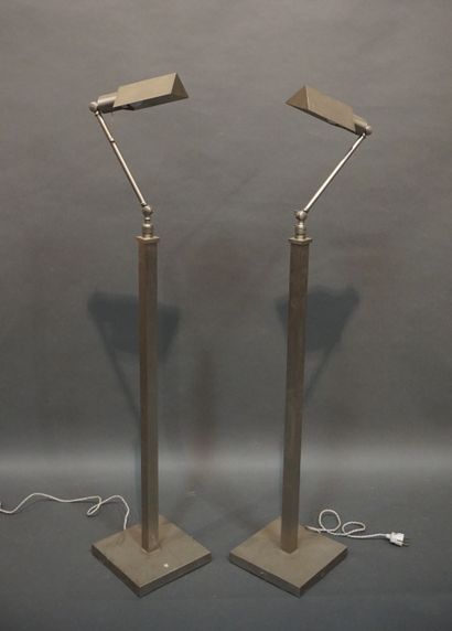 null Paire de lampadaires articulés en métal chromé (usures). 140x25x25 cm