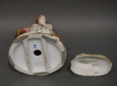 null "Femme et enfant" en porcelaine polychrome italienne (17 cm), on y joint un...