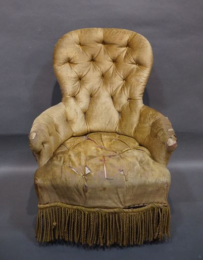 null Fauteuil bergère capitonnée à garniture de velours jaune (usagé). Epoque Napoléon...