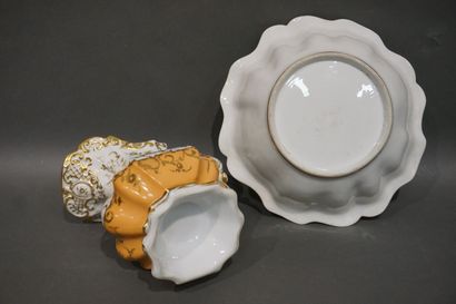 null Verseuse et bassin (10x29 cm) en porcelaine polychrome à décor floral (rest...