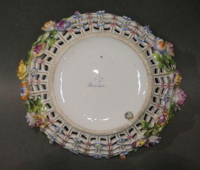 DRESDEN 
Panier en porcelaine allemande ajourée à décor floral. Dresden.(éclat) 9x19x16...