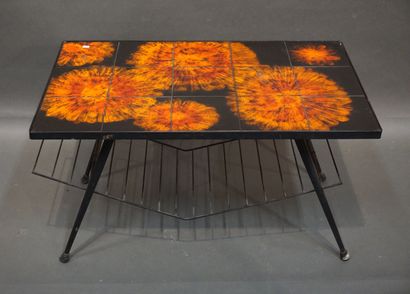 DESIGN Table basse design en métal à plateau de carreaux de faïence. 45x81x47 cm