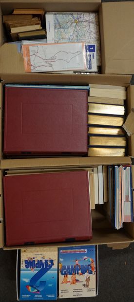 Quatre manettes d'encyclopédies et DVD.