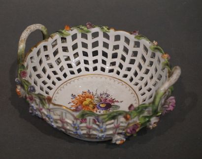 DRESDEN 
Panier en porcelaine allemande ajourée à décor floral. Dresden.(éclat) 9x19x16...