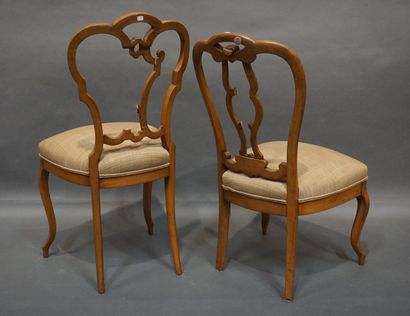 null Deux chaises en bois naturel à dossier à poignée et garniture de tissu beige....