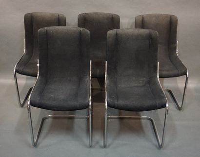 DESIGN Cinq chaises design en métal chromé et tissu noir (état d'usage). 86x46x55...