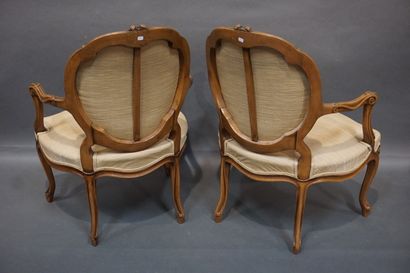 null Paire de fauteuils en bois naturel sculpté à dossier polylobé et garniture de...
