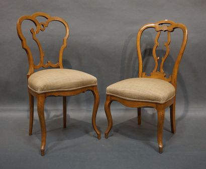 null Deux chaises en bois naturel à dossier à poignée et garniture de tissu beige....
