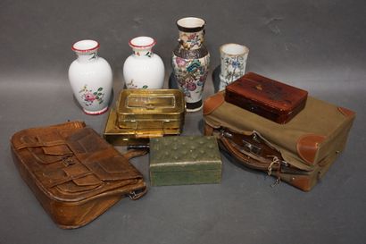 null Manette de vases, boites, chaufferettes, sac et petite valise.