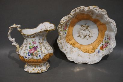 null Verseuse et bassin (10x29 cm) en porcelaine polychrome à décor floral (rest...