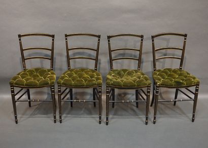 null Quatre chaises en bois laqué noir et doré à assise en velours vert capitonné....