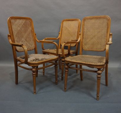 THONET Trois fauteuils cannés en bois courbé (état d'usage, galettes accidentées)....