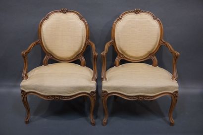 null Paire de fauteuils en bois naturel sculpté à dossier polylobé et garniture de...