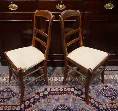 null 
Paire de chaises XIXe en bois naturel à assise de tissu beige (acc. et manque)....