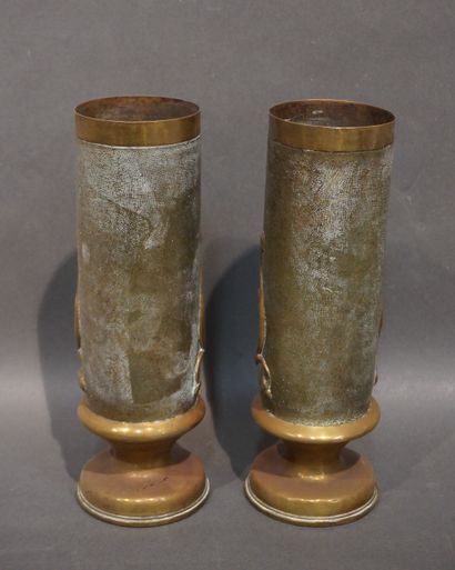 null Paire de douilles d'obus ouvragées "1914-1918". 29 cm