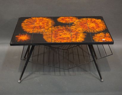 DESIGN Table basse design en métal à plateau de carreaux de faïence. 45x81x47 cm
