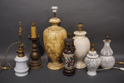 null Handle of various lamps in earthenware, resin or metal.