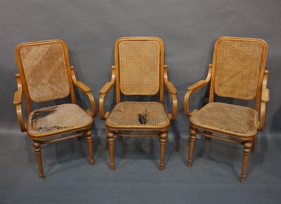 THONET Trois fauteuils cannés en bois courbé (état d'usage, galettes accidentées)....