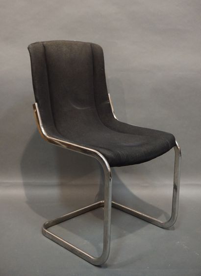 DESIGN Cinq chaises design en métal chromé et tissu noir (état d'usage). 86x46x55...