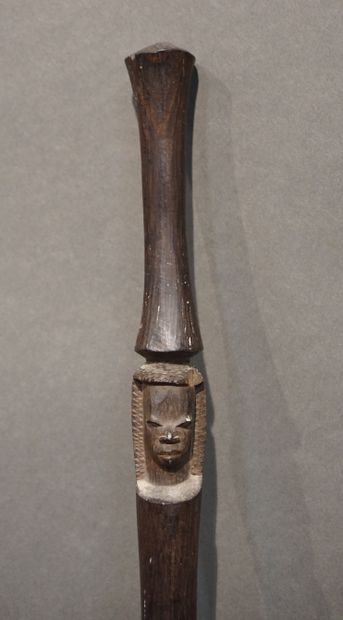 *Bâton Bâton en bois sculpté d'un visage africain. 83 cm