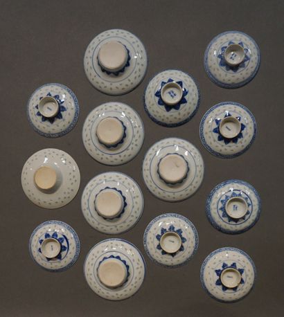 null Quatorze coupelles en porcelaine chinoise (égrenures). 10 cm et 11 cm