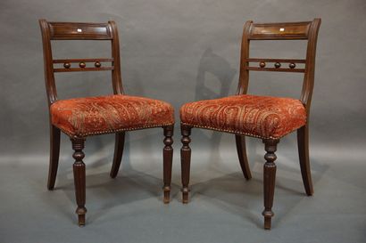 null Paire de chaises en bois naturel à pied à godrons garnies de tissu rouge. 84x50x50...