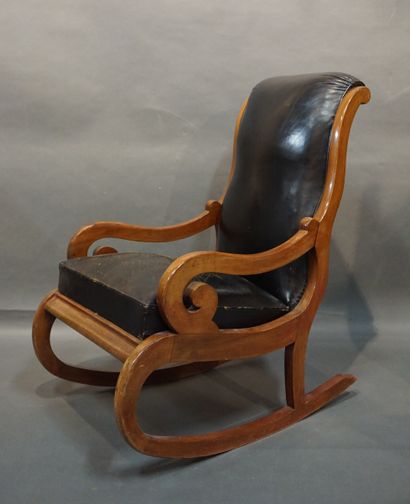 Rocking chair 
Rocking Chair en acajou garni de cuir noir. Travail anglais ancien....