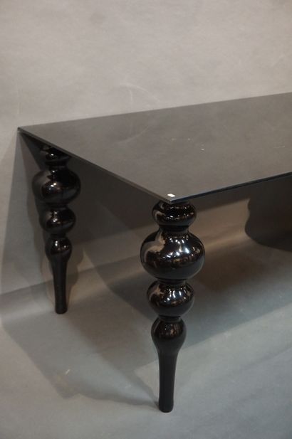 DESIGN Grande table à pieds perlés en résine laquée noir et plateau en verre fumé....